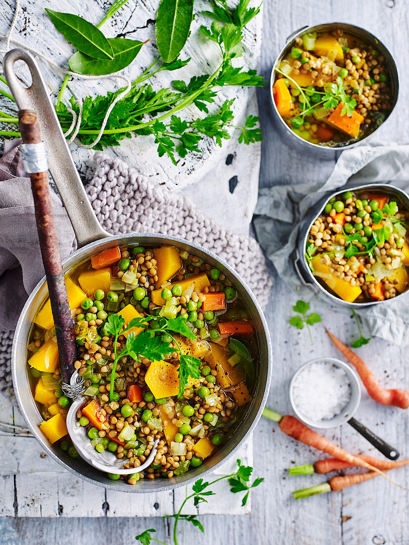 Currysuppe mit Linsen und Gemüse