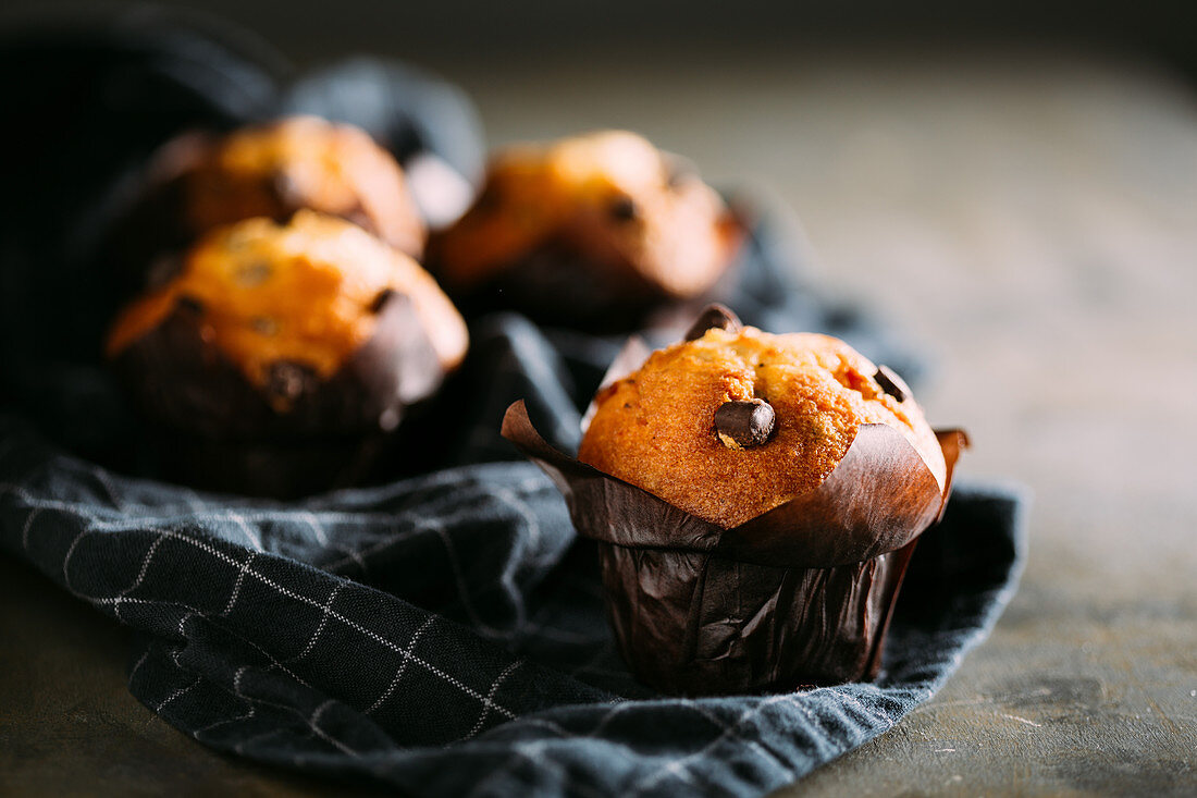 Schokoladenmuffins auf Tuch