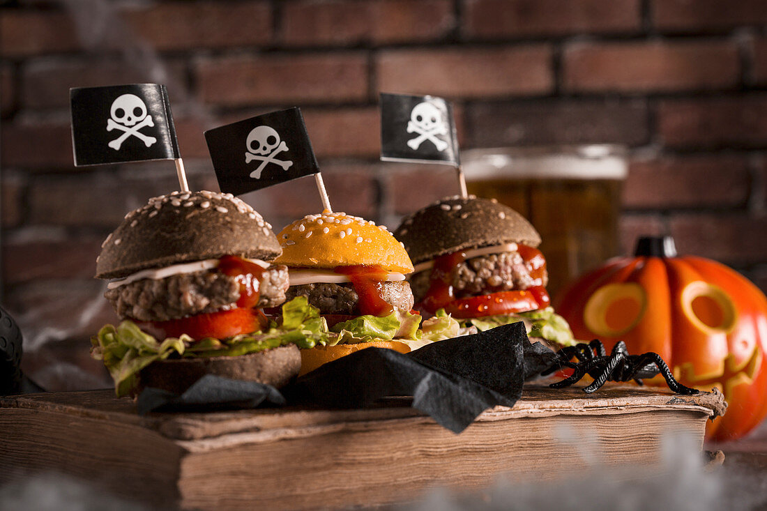 Halloween-Burger mit Piratenflaggen