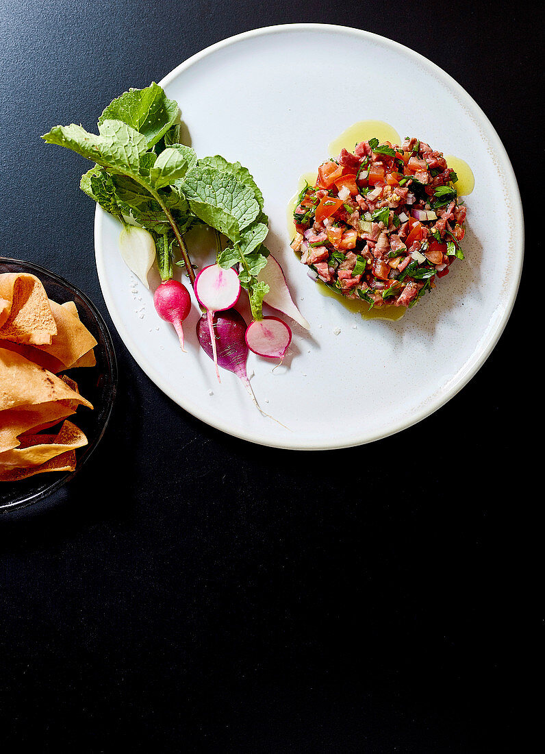 Wagyu-Rind-Tatar mit Radieschen und frittiertem Fladenbrot