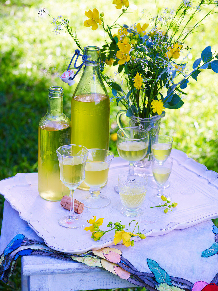 Limoncello in Flaschen und Gläsern