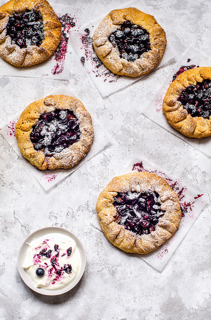 Shortcrust pastry cakes with blueberries, black grapes and butter cream