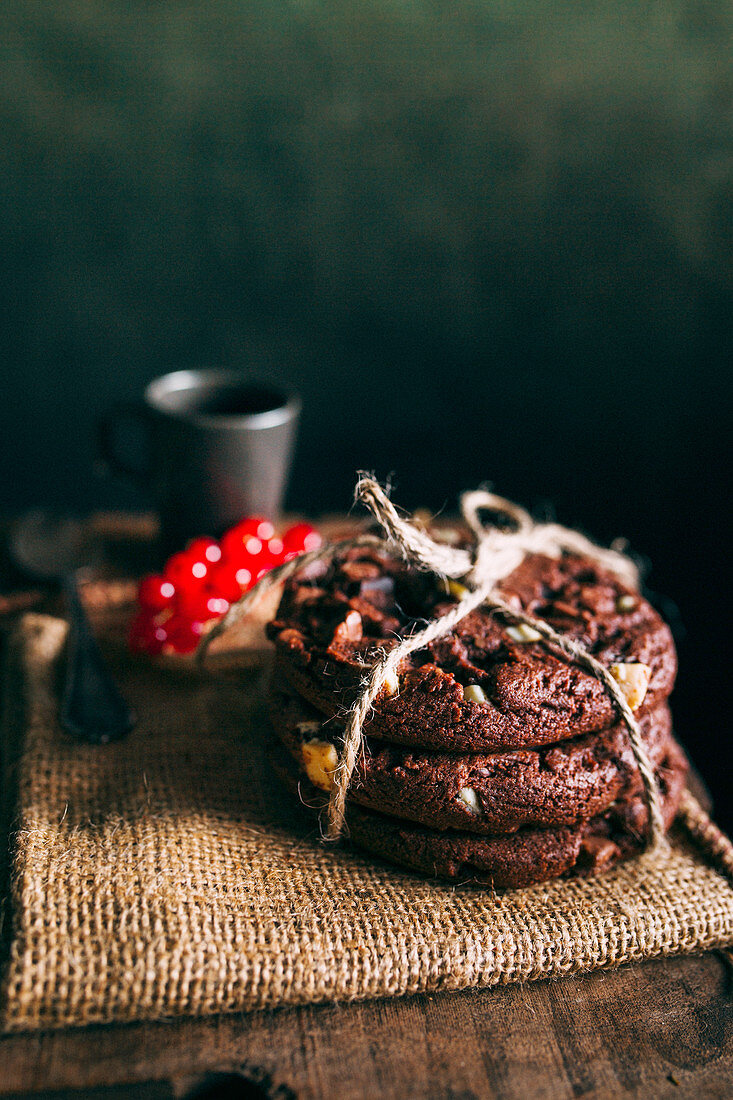 Drei Brownie-Cookies mit Schnur zusammengebunden