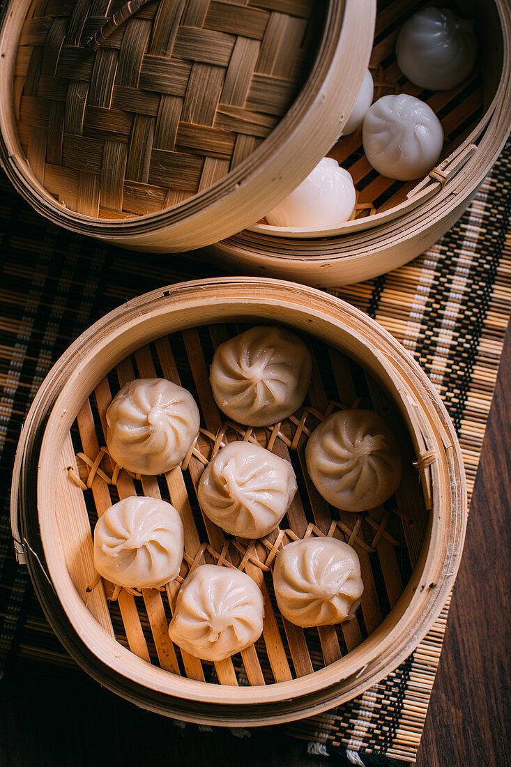 Dumplings in a bamboo steamer