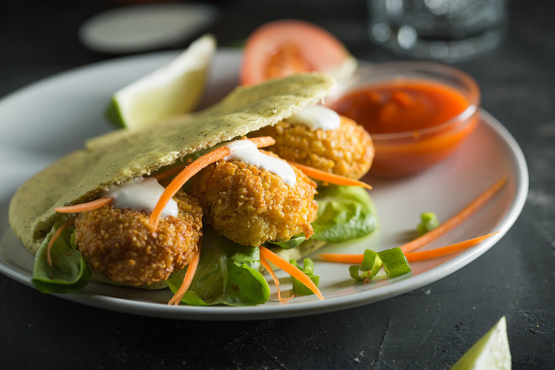 Pita mit Falafel, Salat und Dip