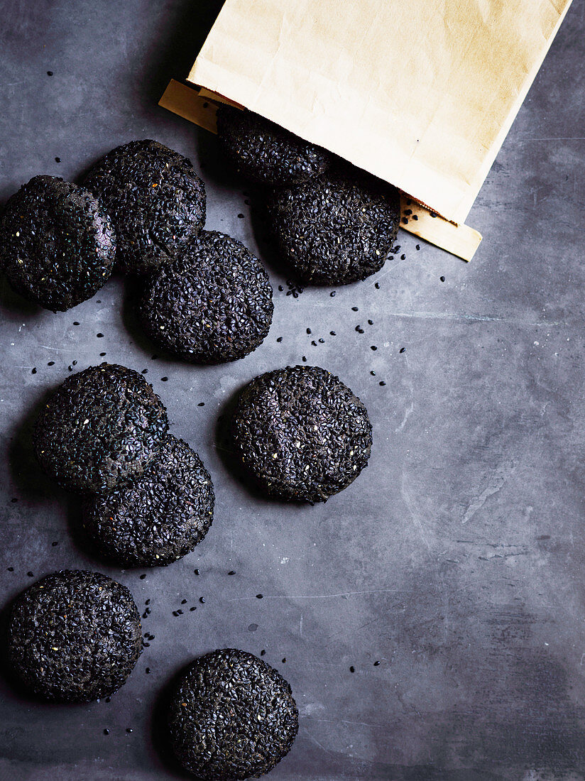 Schwarze Cookies mit Wattleseeds und schwarzen Sesamsamen