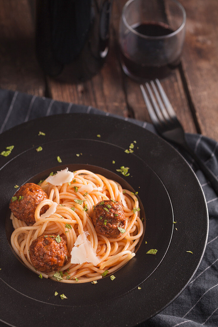 Spaghetti with meatballs and tomato sauce