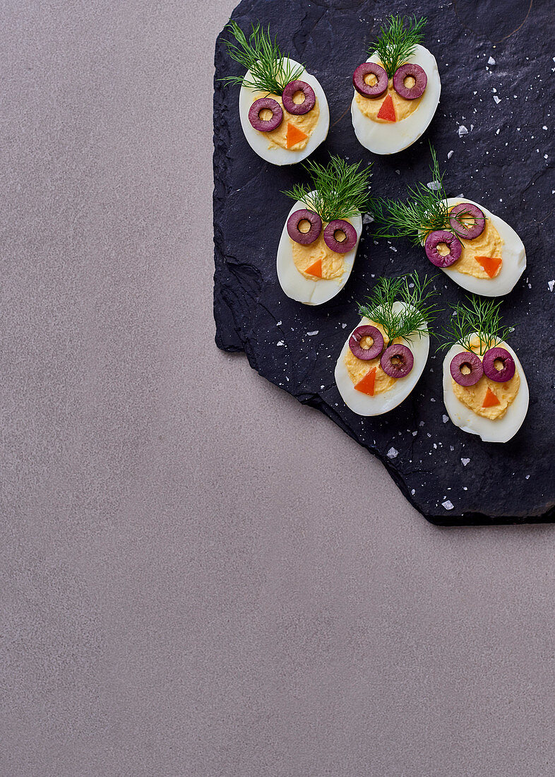 Deviled Eggs mit Vogelgesichtern