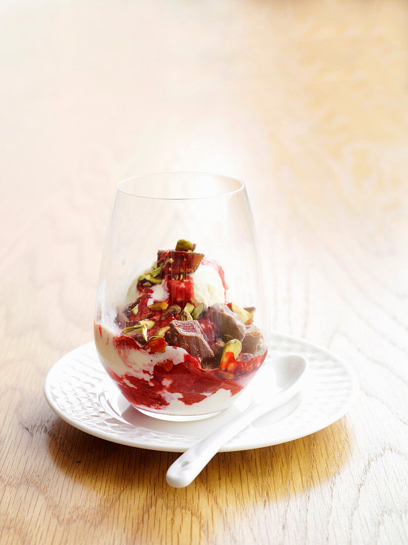 Vanilleeisbecher mit Himbeeren, Pistazien und Lokum mit Schokoladenglasur