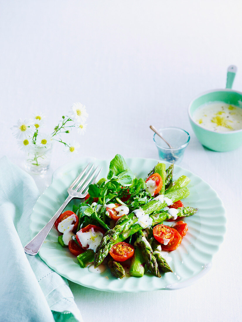 Spargel-Tomaten-Salat mit Zitronendressing