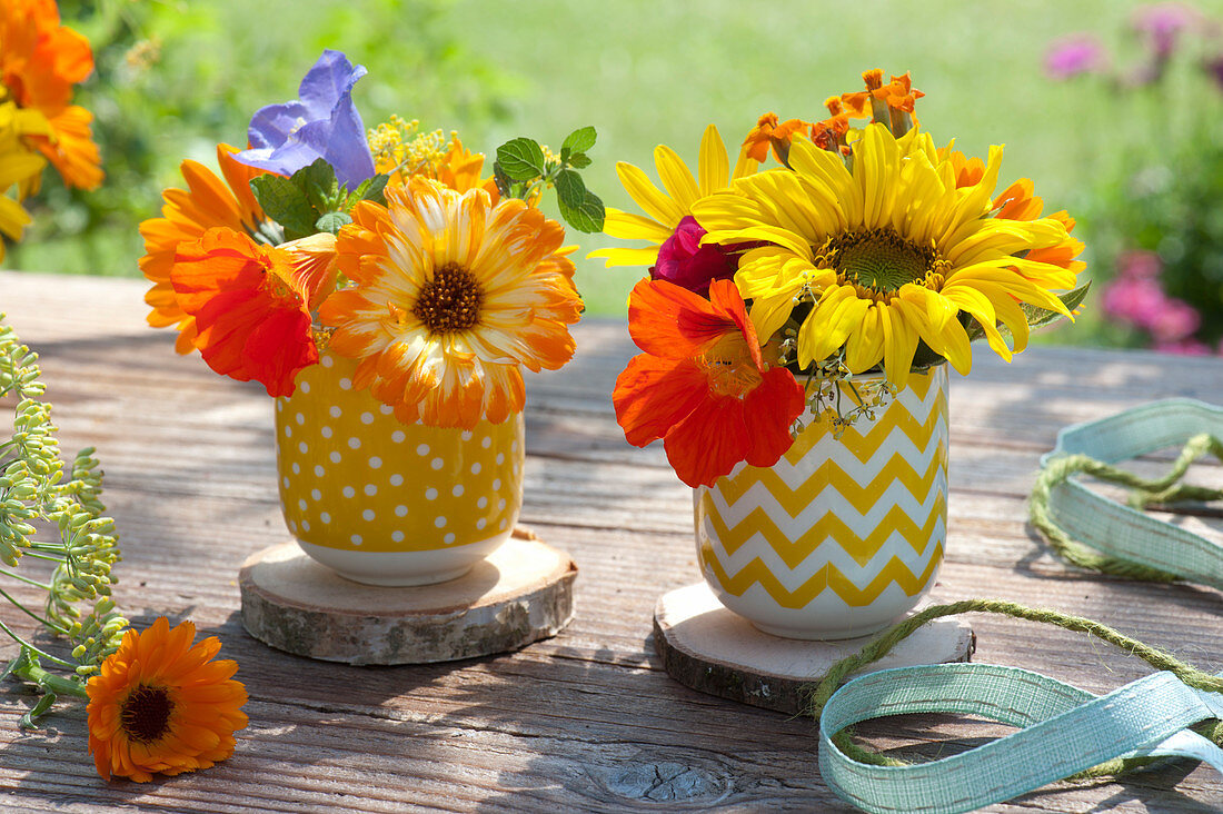 Kleine Sträuße mit Sonnenblume, Ringelblume und Kapuzinerkresse