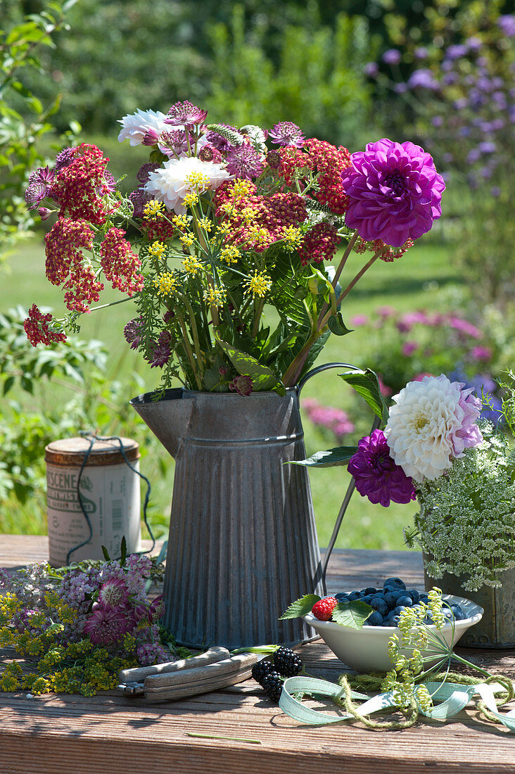 Strauß aus Schafgarbe, Dahlien, Fenchel und Sterndolde