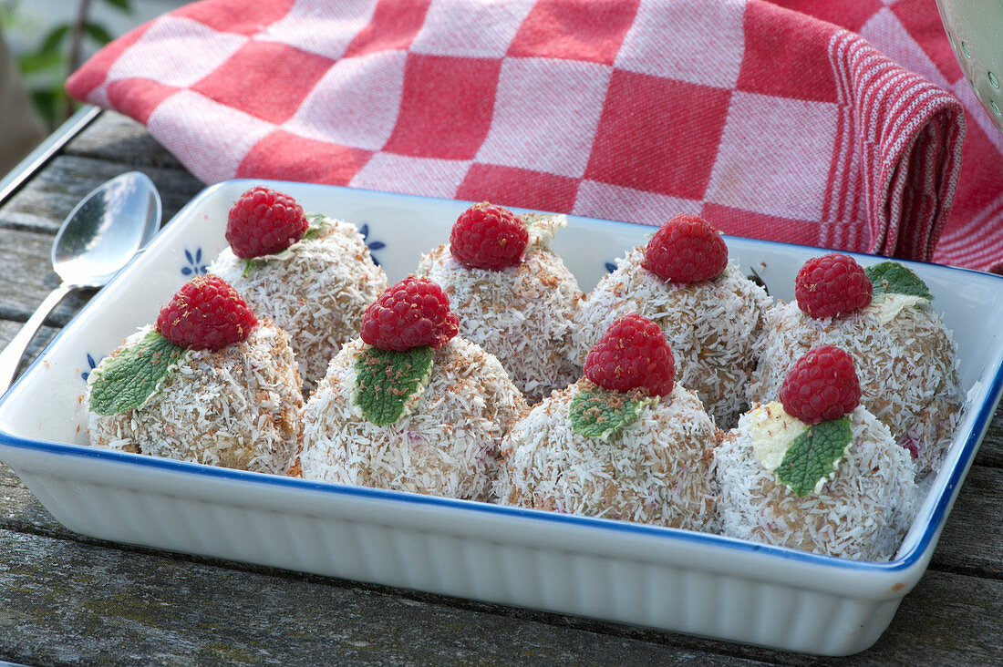 Quark - coconut balls with raspberries