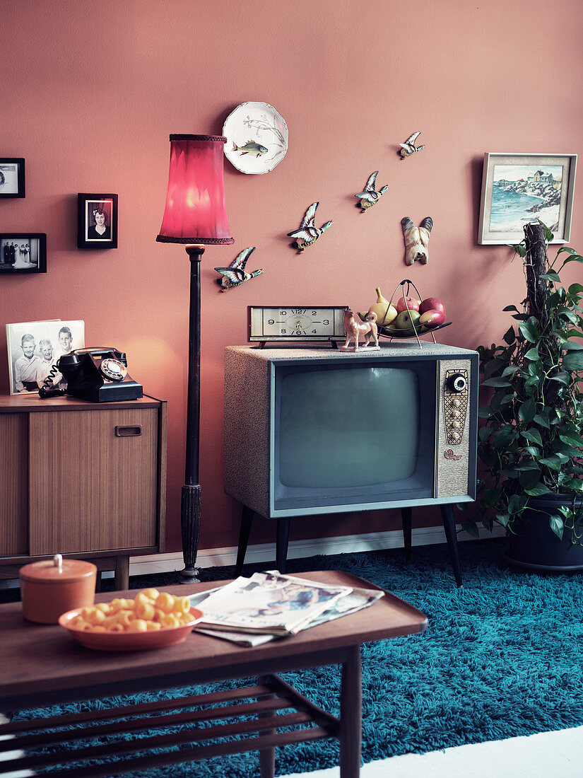 Fifties living room with TV and coffee table