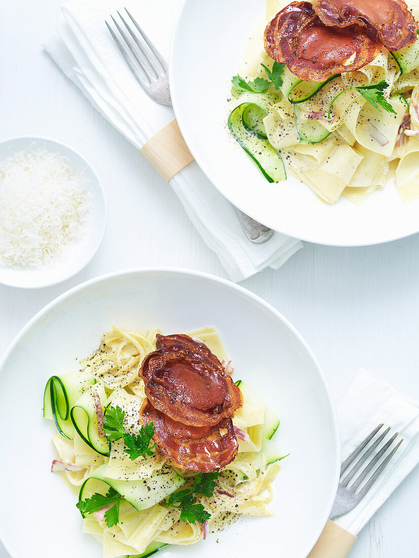 Cremige Zucchini-Pappardelle mit kross gebratenem Pancetta (Aufsicht)