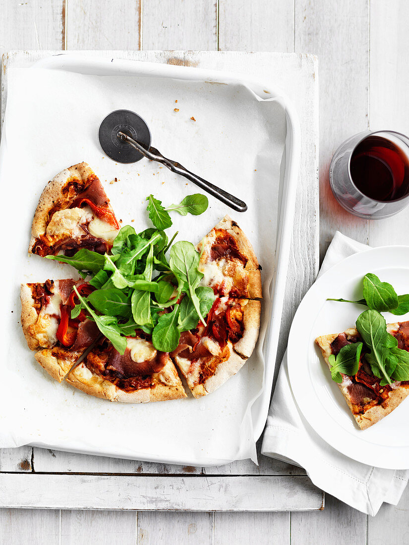 Pizza mit Taleggio, Prosciutto und Rucola (Aufsicht)