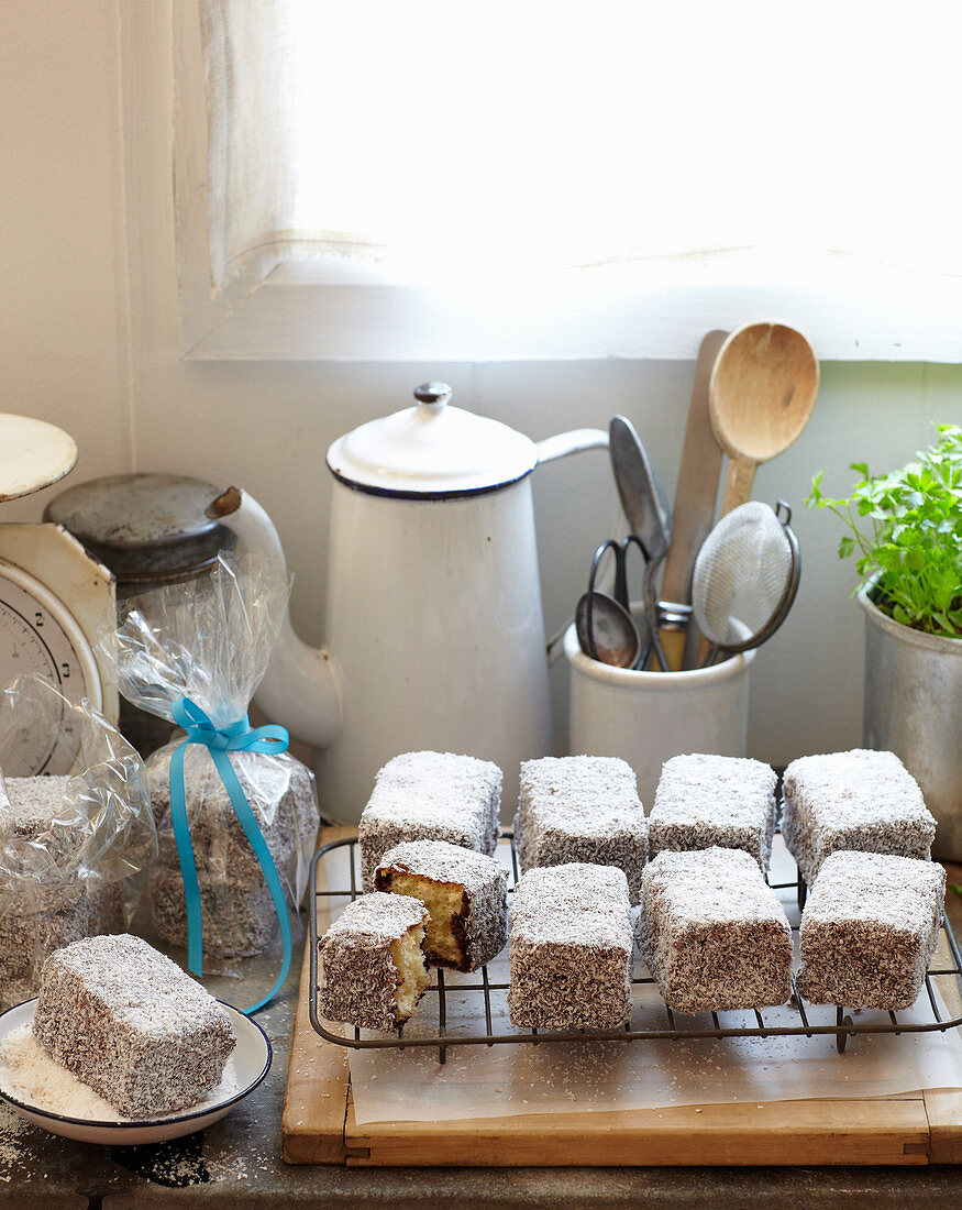 Lamingtons (Kuchenstücke mit Schokoladenglasur und Kokosraspeln, Australien)