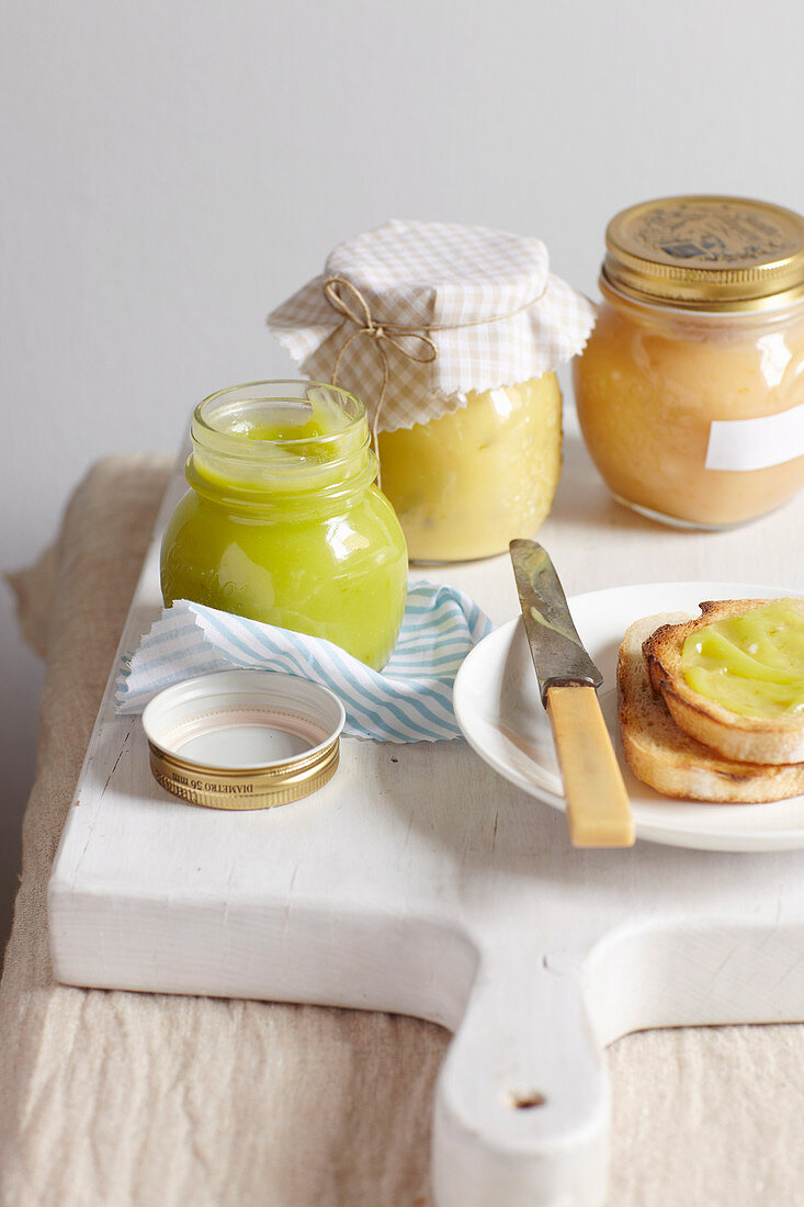 Limettenbutter, Passionsfruchtbutter und Blutorangenbutter