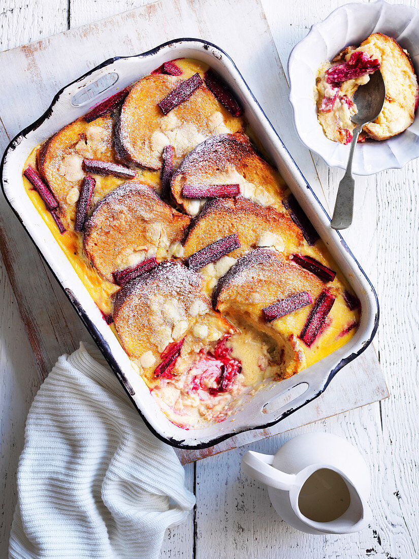 Bread And Butter Pudding mit Rhabarber und weisser Schokolade