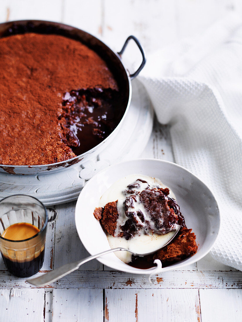 Saftiger Schokoladenpudding in Bratform und Schälchen