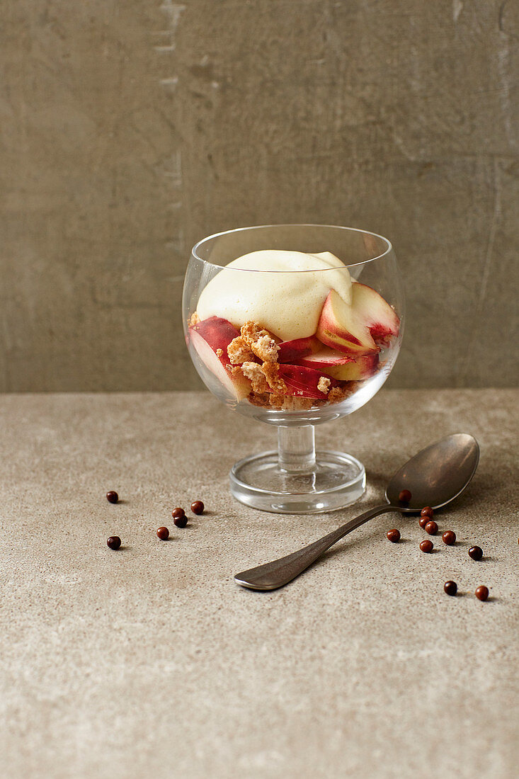 Zabaione mit Weinbergpfirsichen und Amarettini