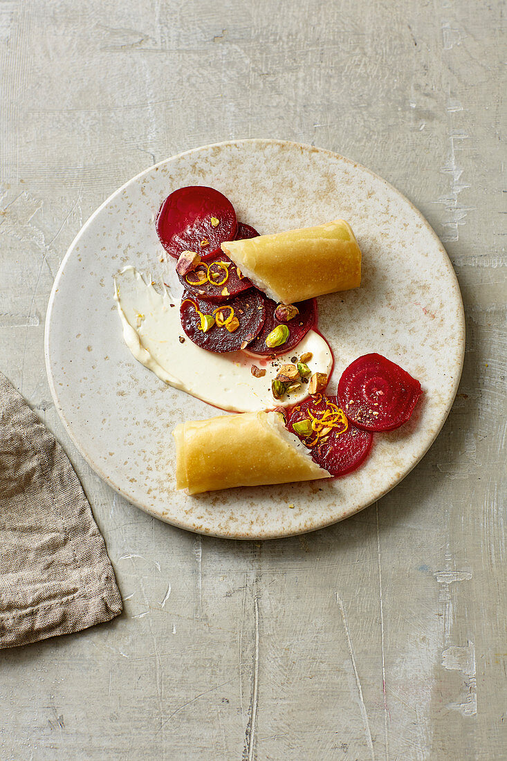 Rote-Bete-Carpaccio mit Fischstrudel und Orangenblütencreme