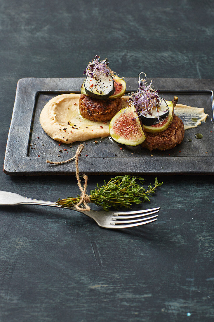 Lamb burgers with figs on white bean paste