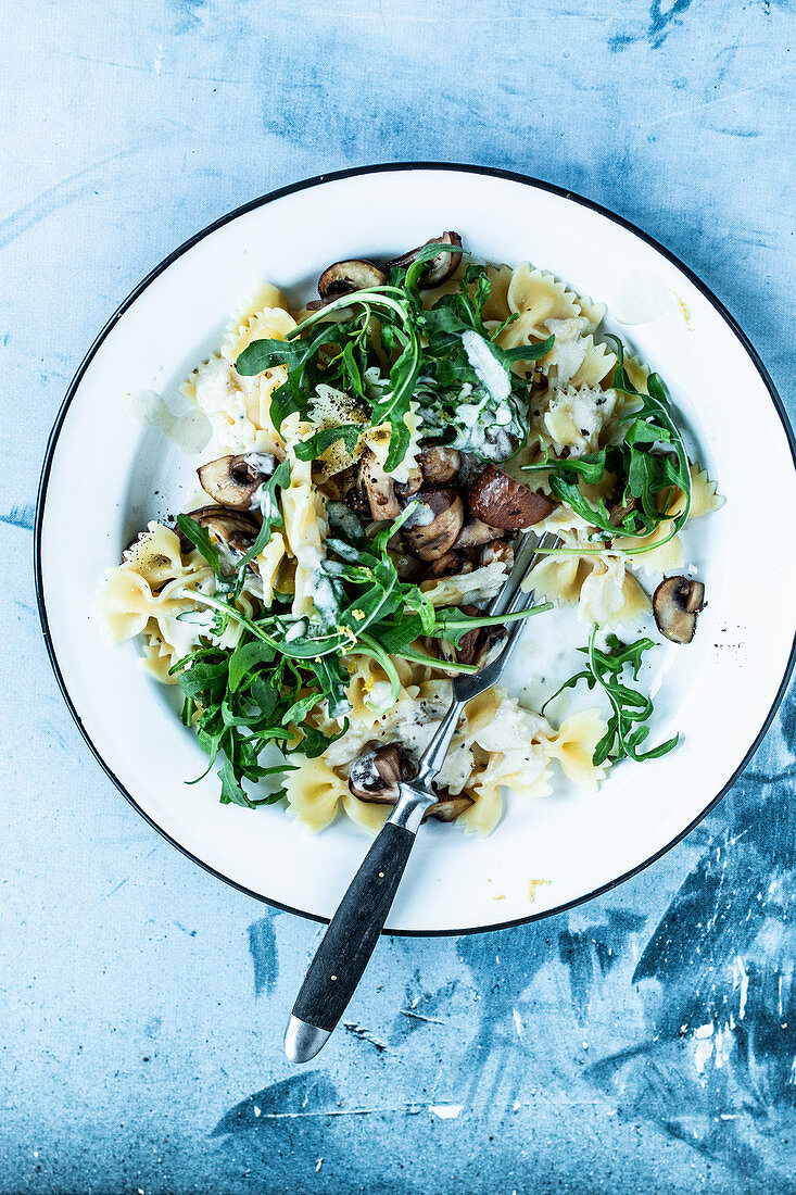 Pasta with mushrooms and rocket