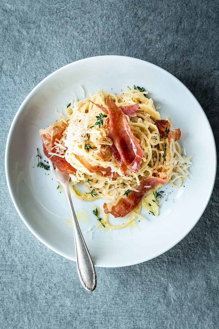 Spaghetti carbonara with ham