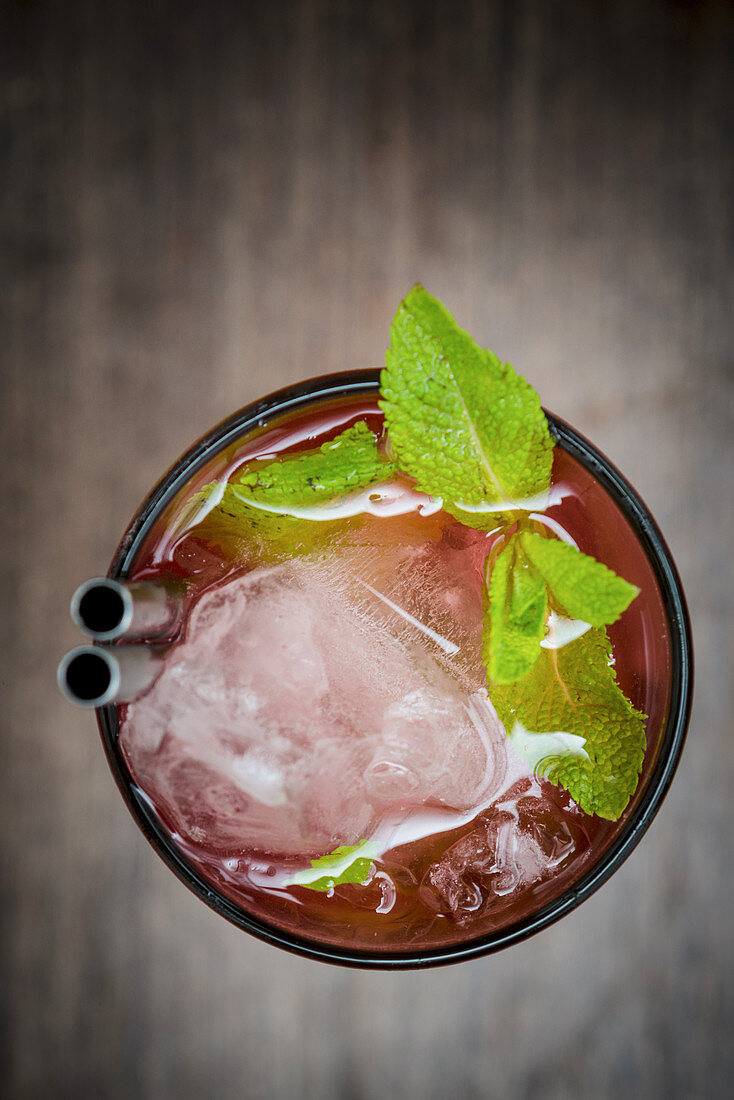 Cocktail mit Eiswürfeln und Minze von oben