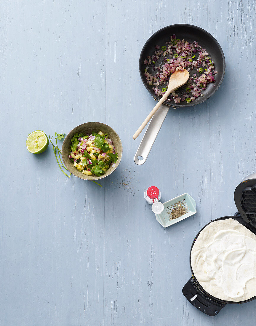 Zutaten für Chili-Quesadillas mit Ananas-Salsa