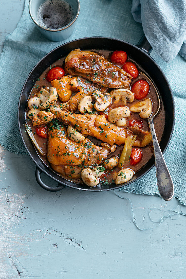 Geschmortes Bier-Huhn mit Champignons und Datteltomaten