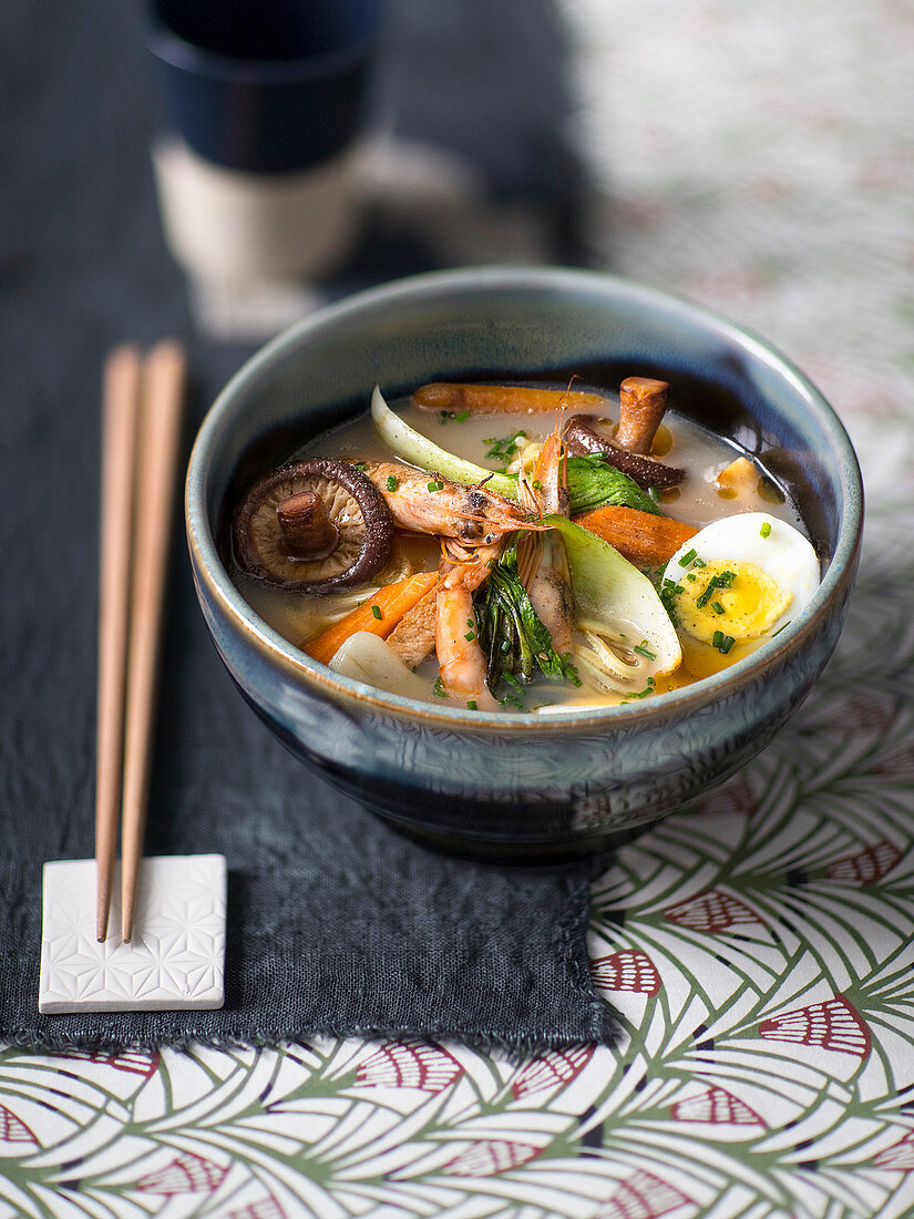 Shoyu-Ramen mit Schweinefleisch, Garnelen, Ei und Pilzen