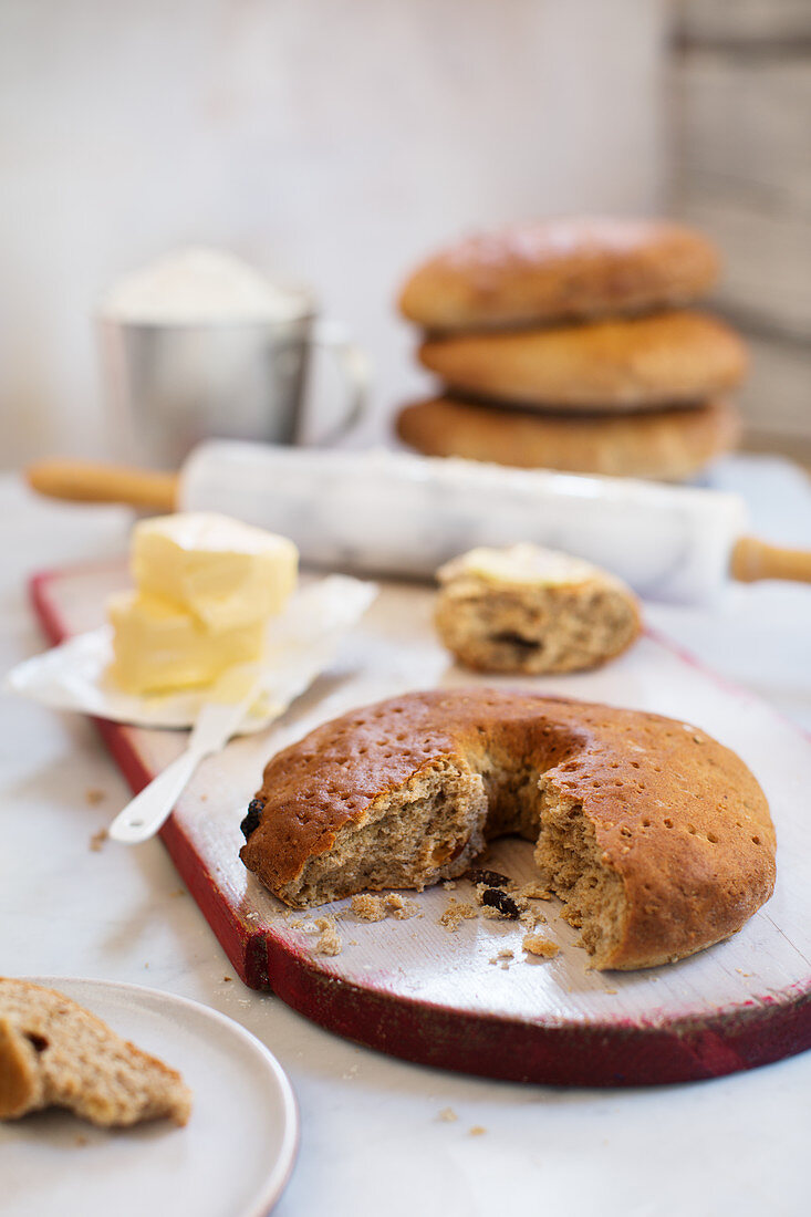 Nordischer Roggenkuchen mit Rosinen, angeschnitten