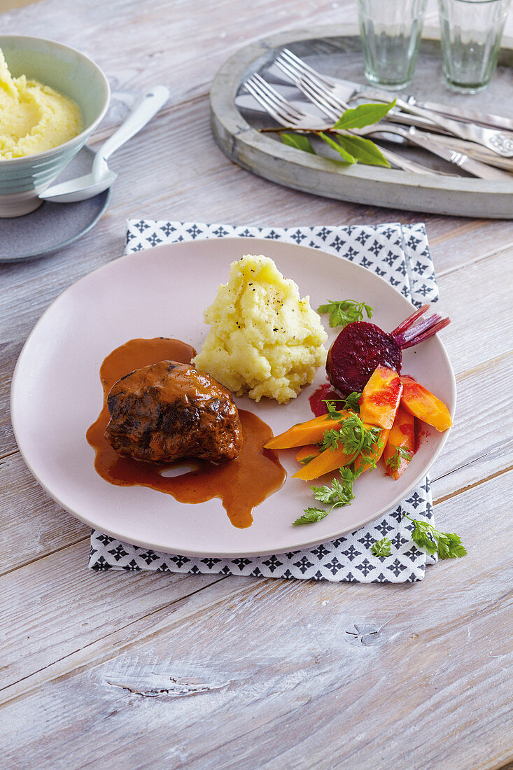 Rinderbäckchen mit Saisongemüse und Kartoffelpüree