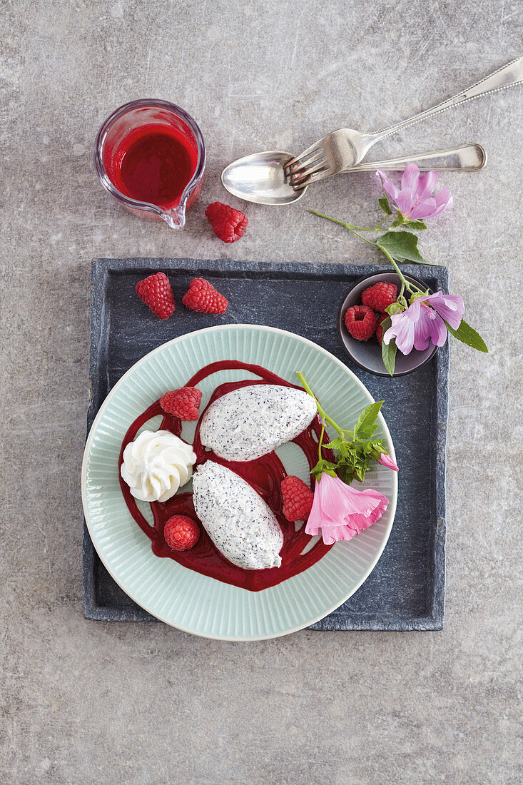 Mohn-Joghurt-Mousse auf Himbeerspiegel