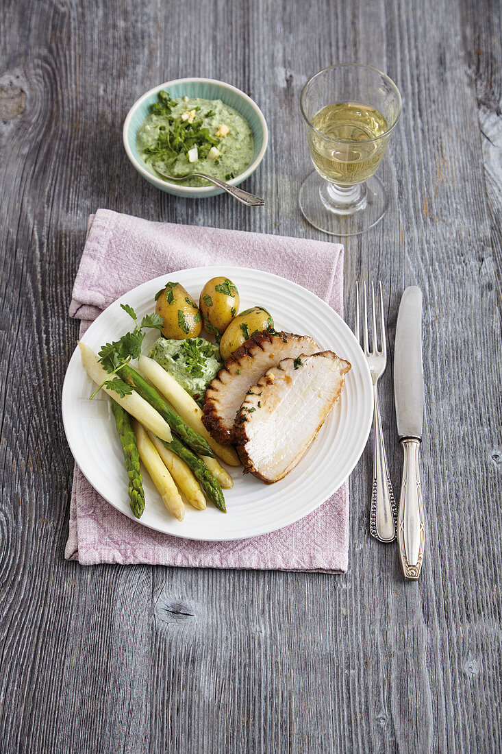 Geschmorter Schweinerücken mit Spargelgemüse und grüner Sauce