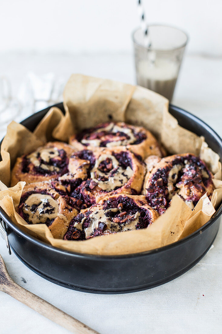 Himbeer-Acai-Hefeschnecken mit Haselnüssen und Nussbutter