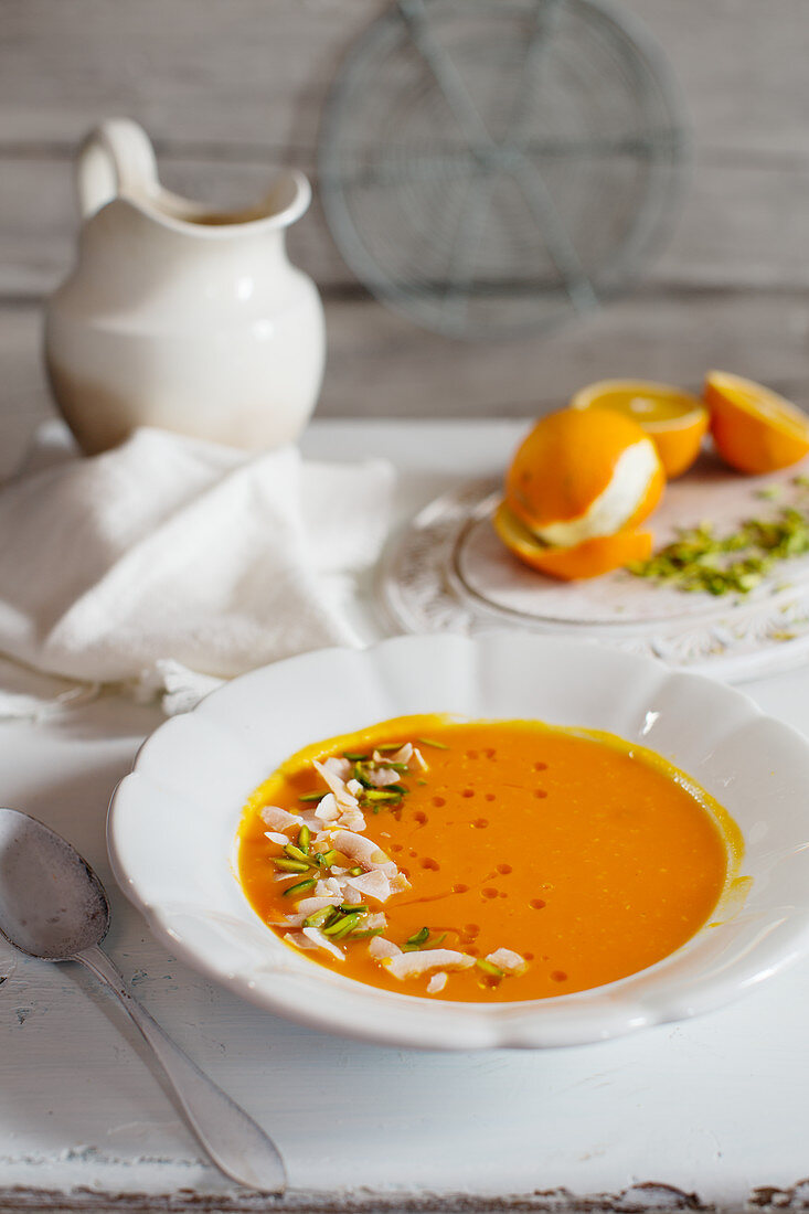Orangen-Karotten-Suppe mit Kokoschips und Pistazien