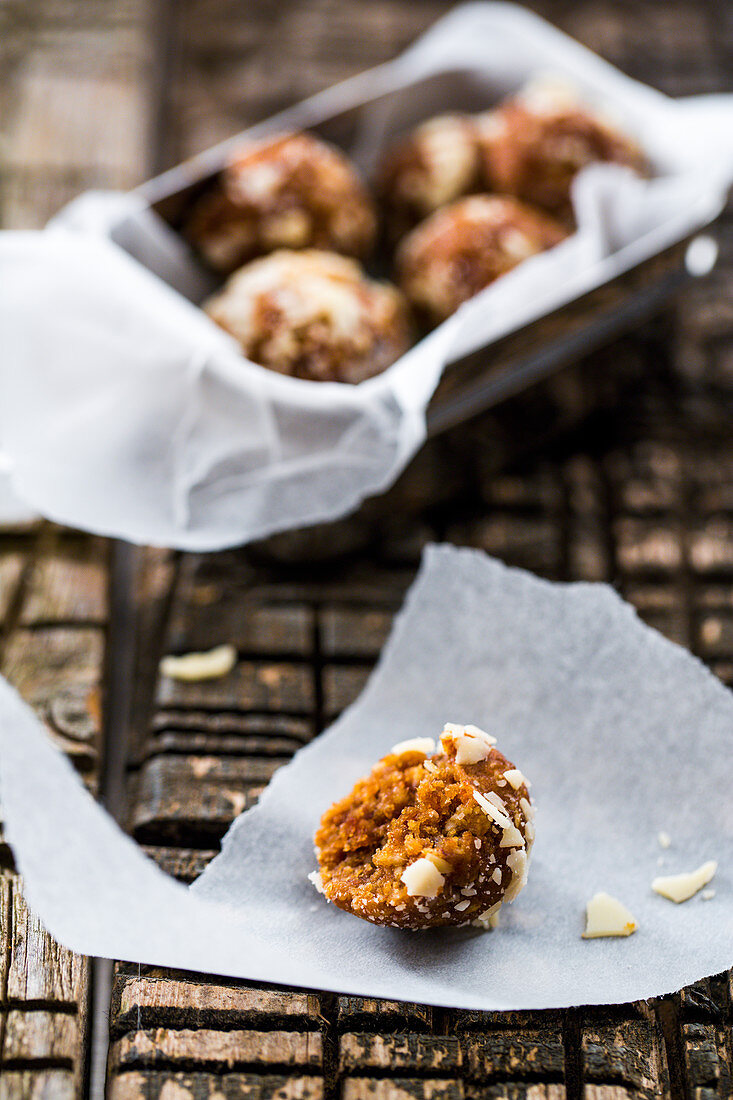 Energy balls with dates, nuts and raisins
