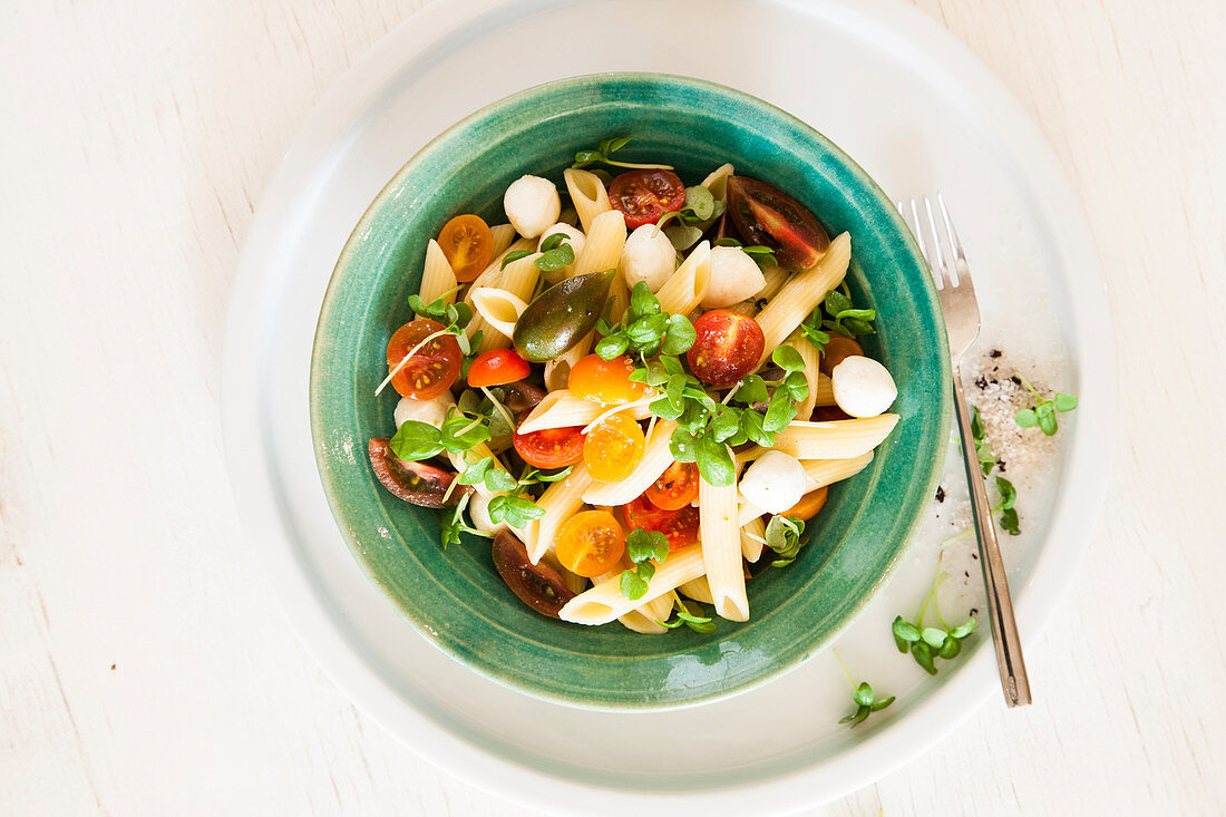 Nudelsalat mit Mozzarella und Cocktailtomaten (Aufsicht)