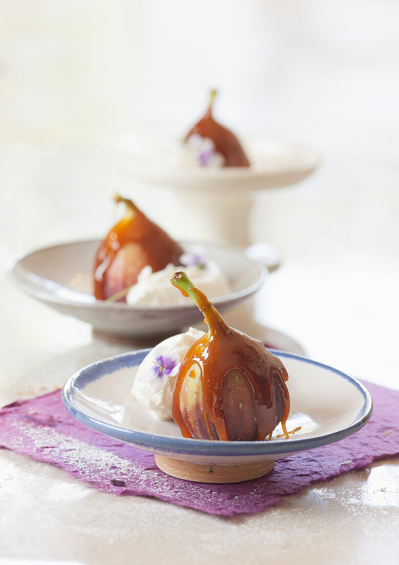 Figs with caramel and mascarpone cream