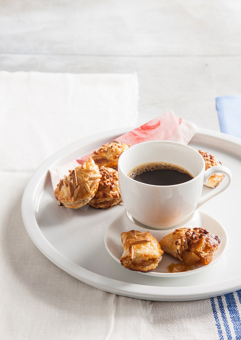 Kleine Apfeltaschen mit Honig und Mandeln zur Tasse Kaffee