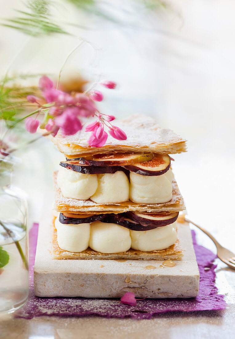 Napoleon slices with puff pastry, buttercream and figs
