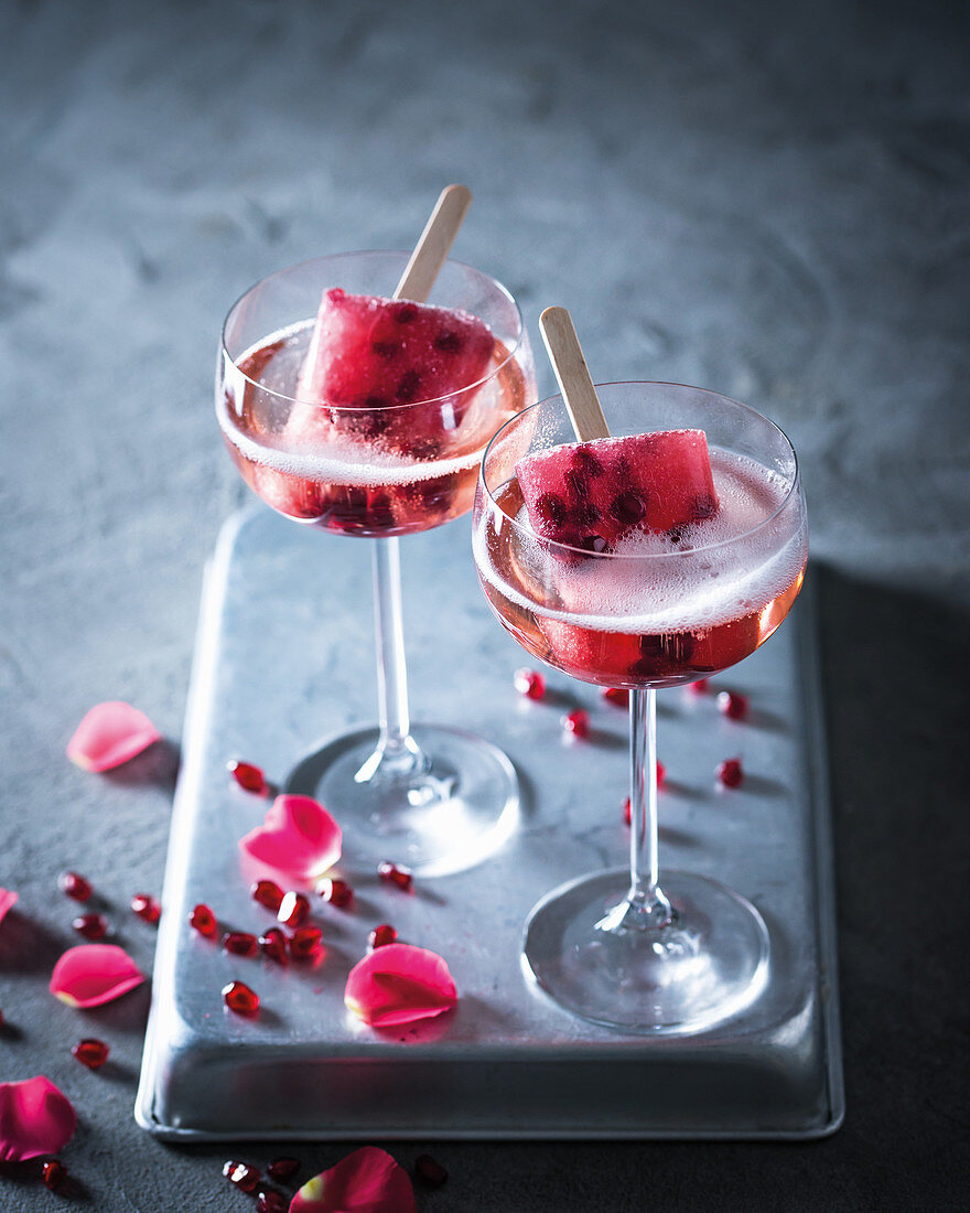 Sektcocktail mit Granatapfel-Popsicles