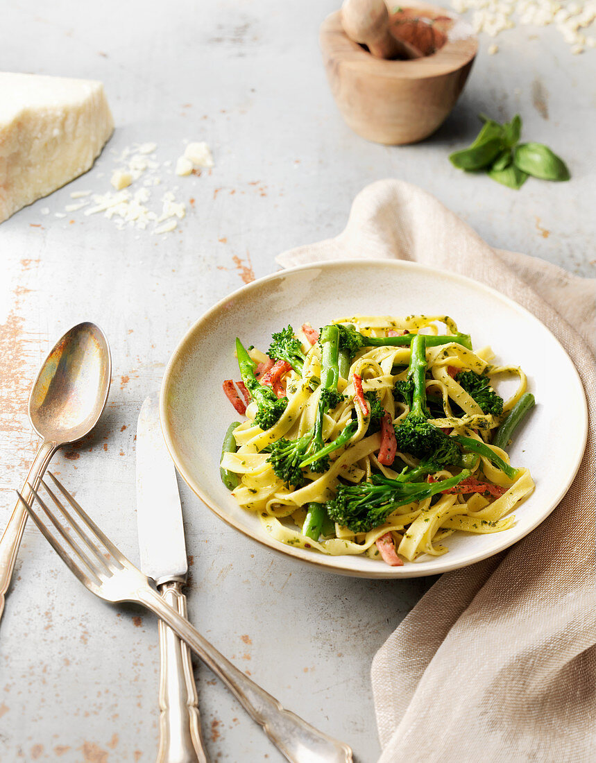 Tagliatelle mit Brokkolini und Schinken