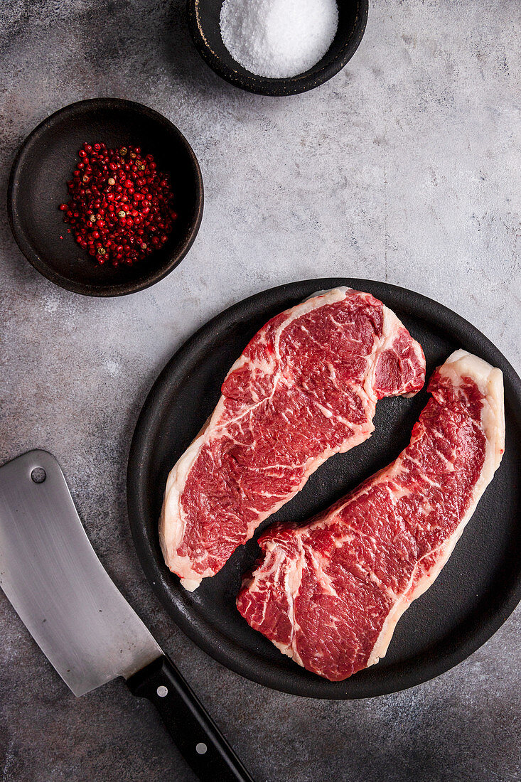 Rohe NY Strip Steaks auf Teller