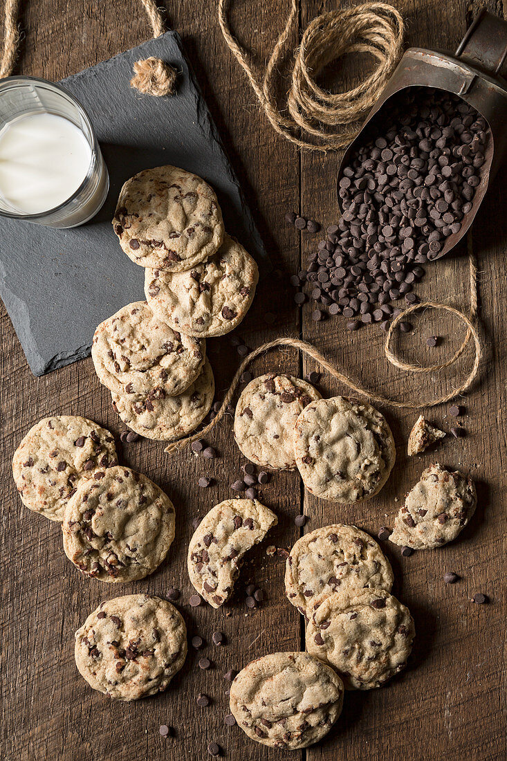 Chocolatechip Cookies auf Holztisch