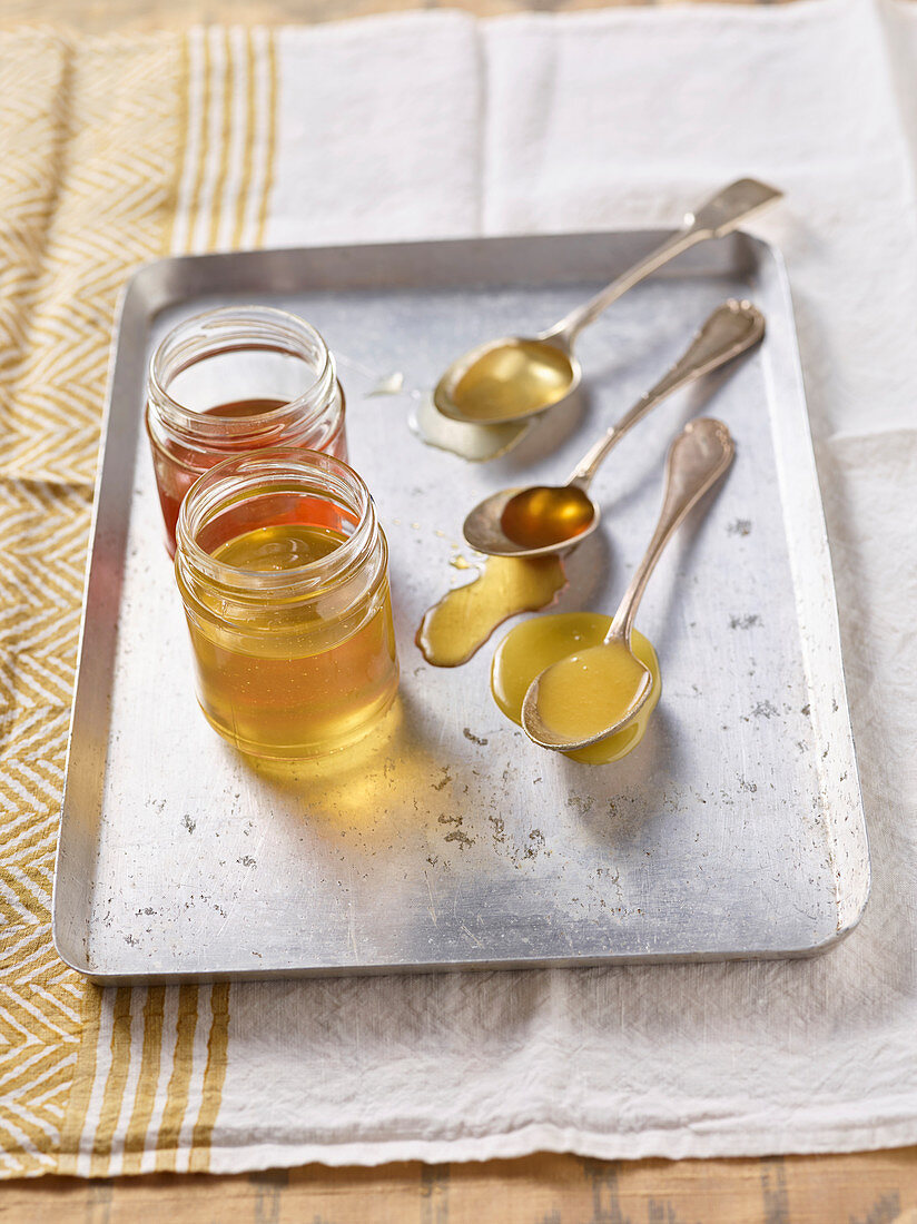 Verschiedene Honigsorten im Glas und auf Löffel