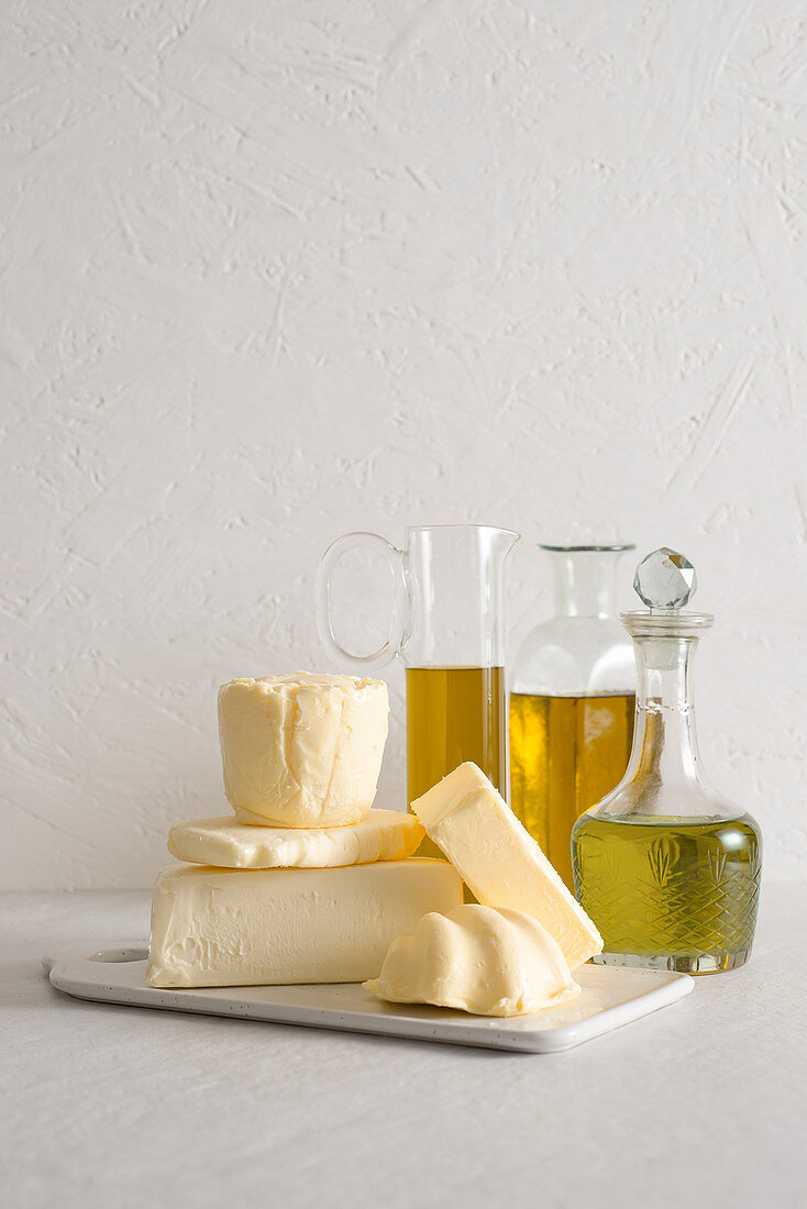 Stillleben mit Butter und Olivenöl